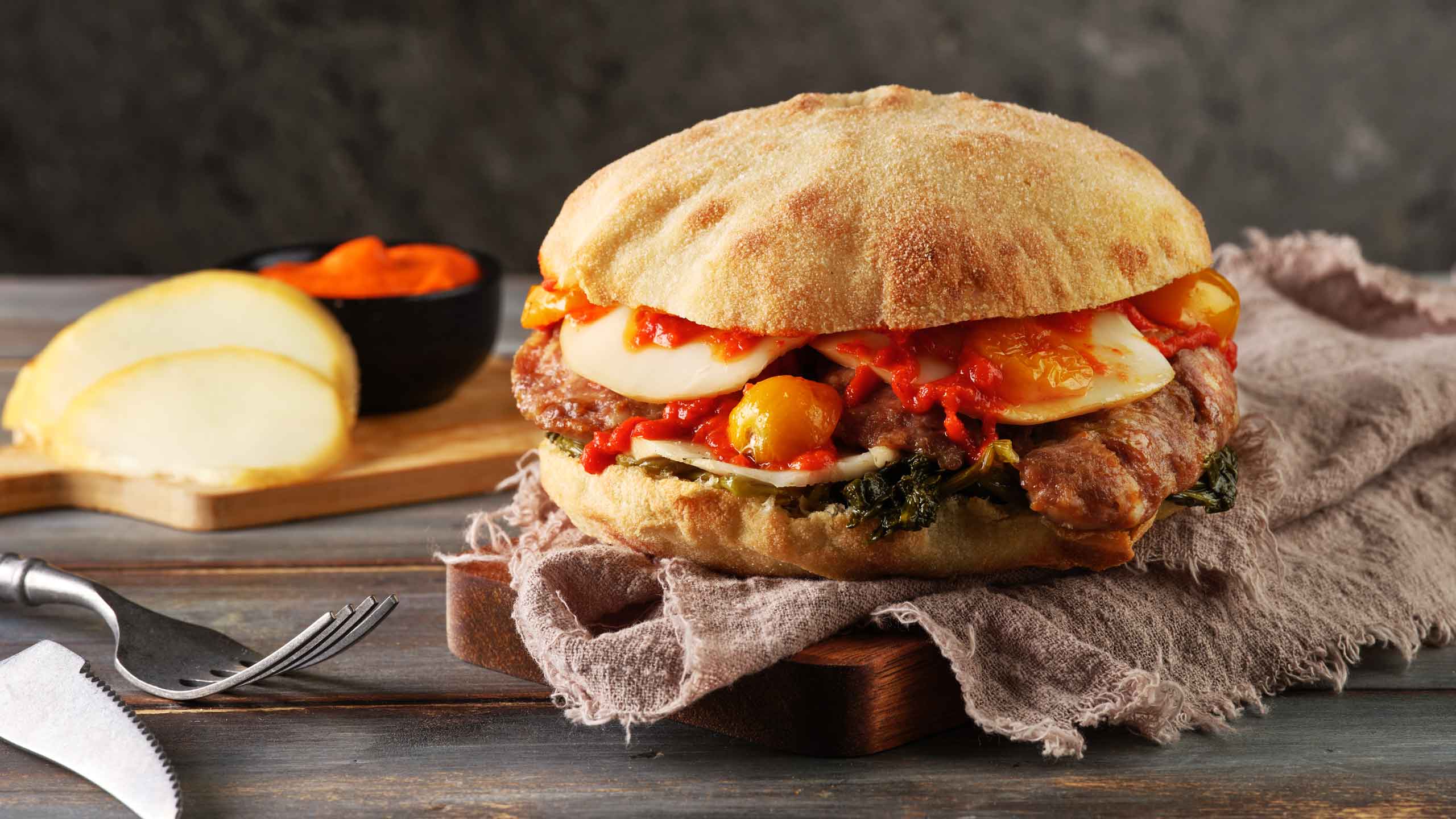 Pinsa Bun Rustico con Friarielli e Salsiccia