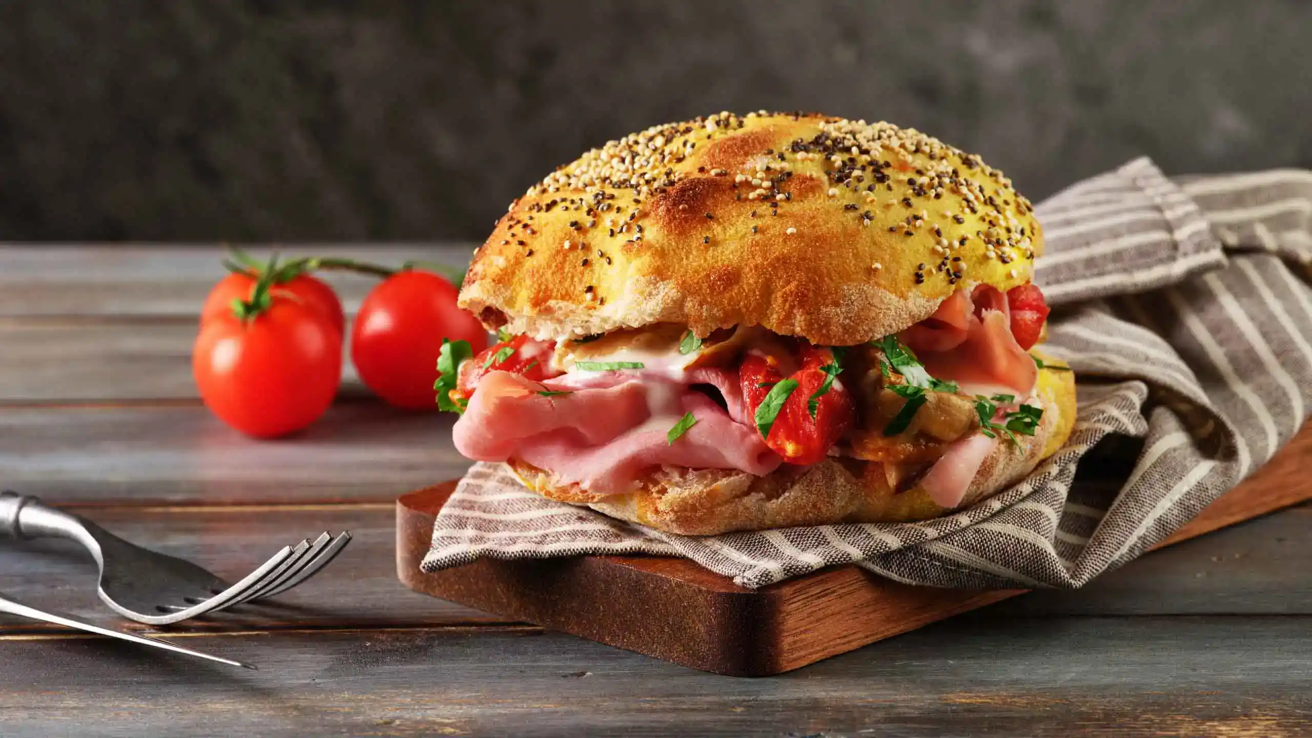 Pinsa Bun Montanaro con prosciutto cotto, pomodorini e funghi trifolati