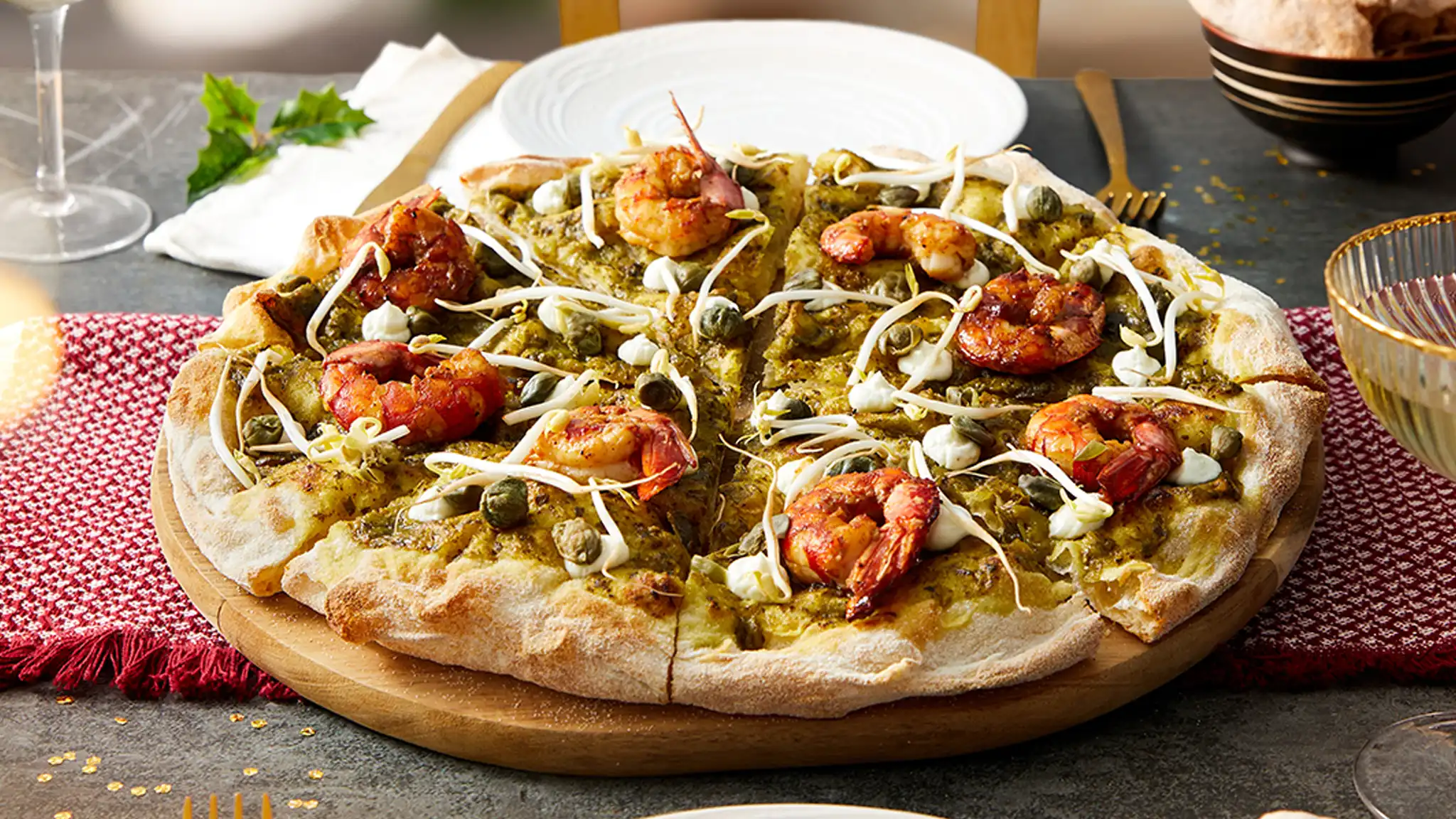 Pinsa tonda di Pinsami Professional con gamberi, caprino e pesto.