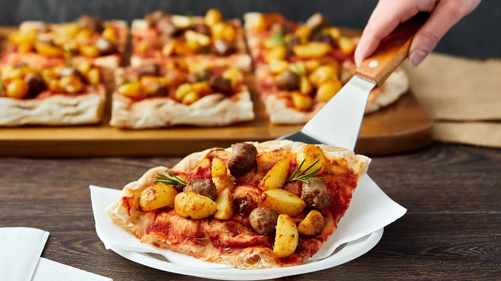 Pinsa con patate speziate e salsiccia Luganega