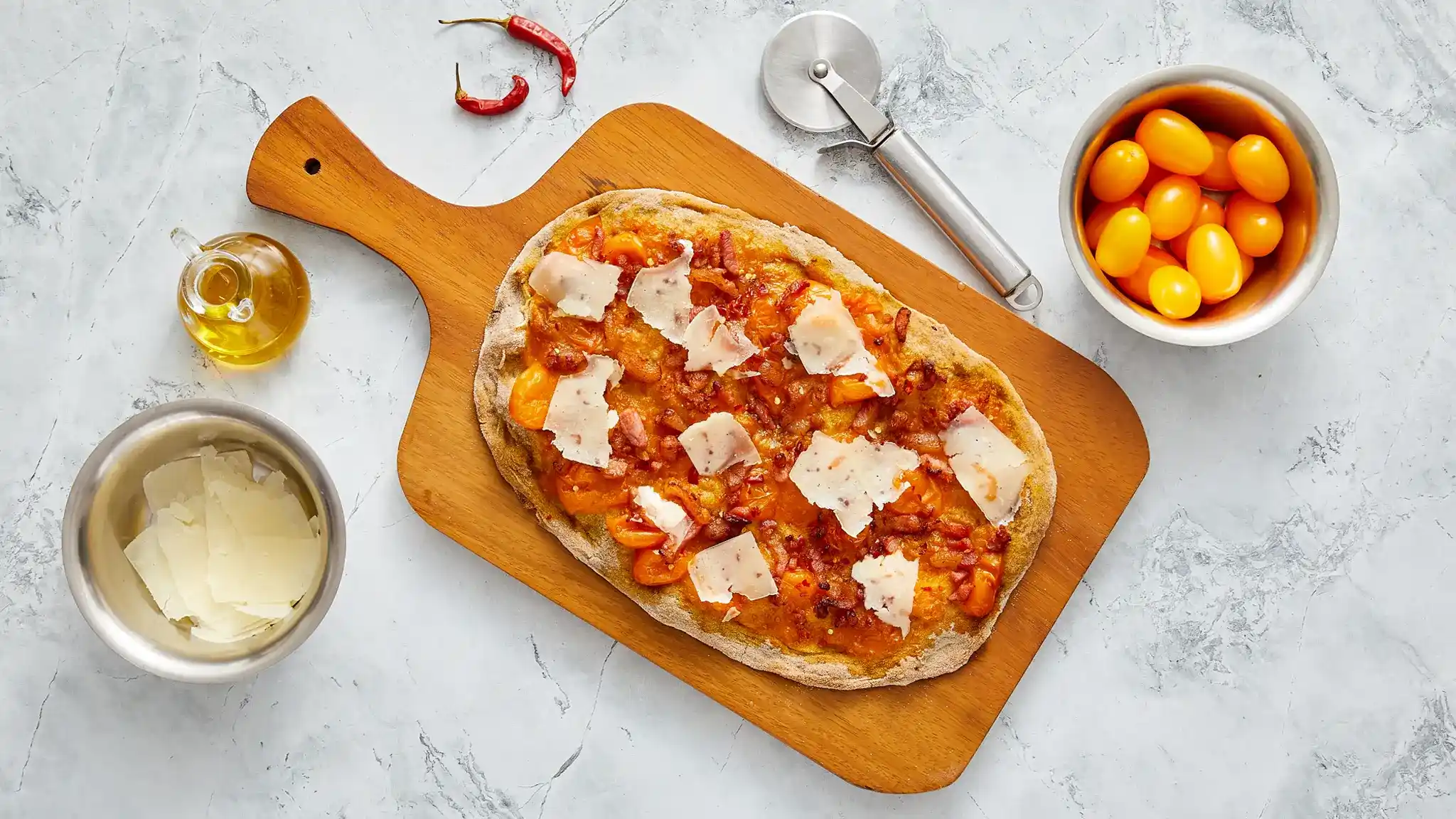 Pinsa amatriciana con pomodori gialli e pecorino