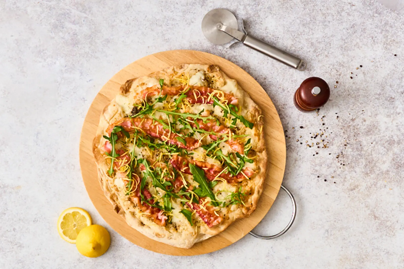 pinsa romana tonda con pecorino romano, pepe, pancetta; in versione cacio e pepe