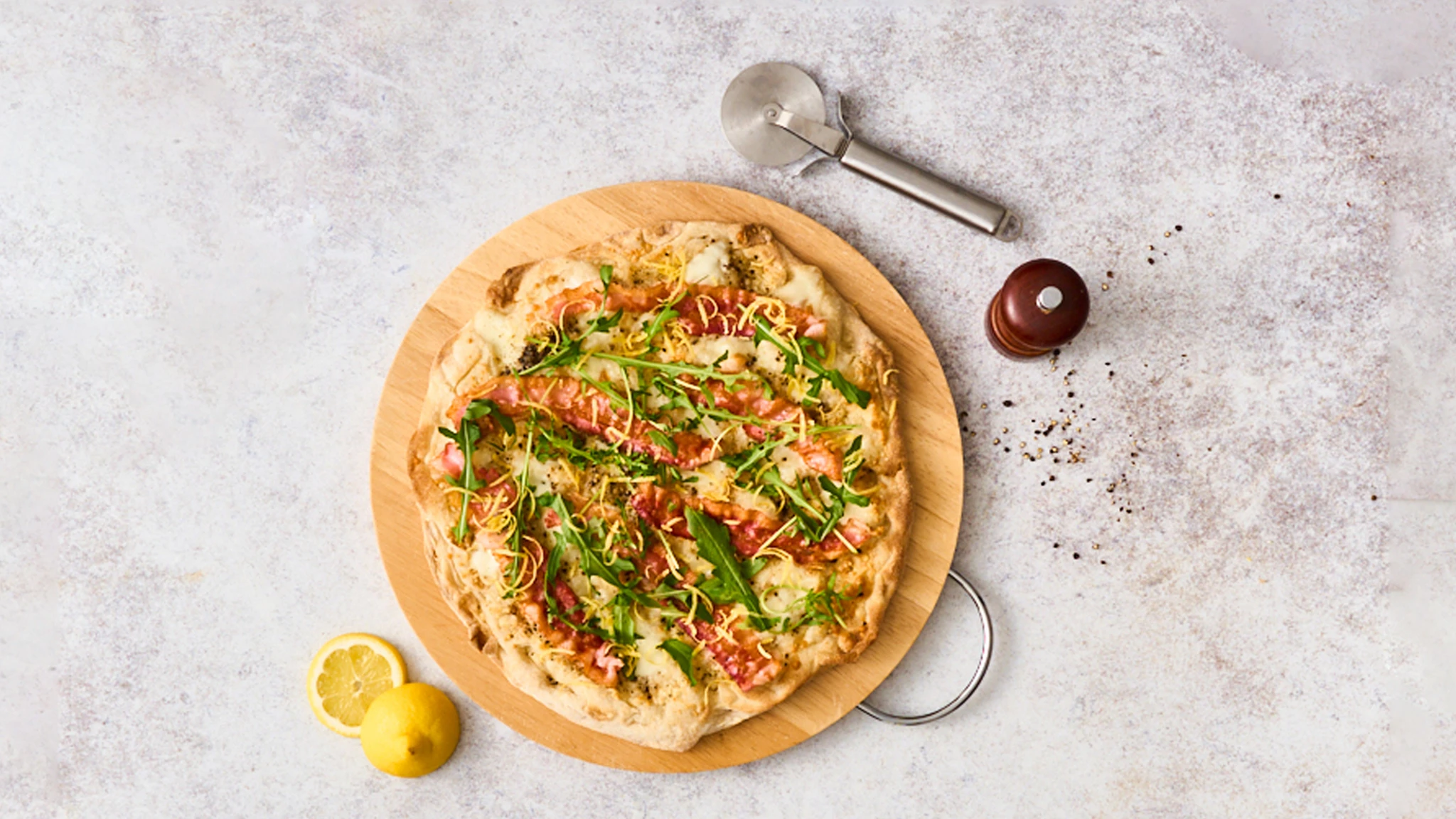 pinsa Pinsami romana tonda con pecorino romano, pepe, pancetta; in versione cacio e pepe