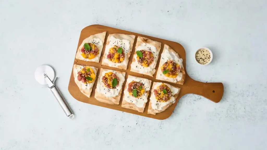 Pinsa stracciatella con tartare di tonno al mango e semi di sesamo