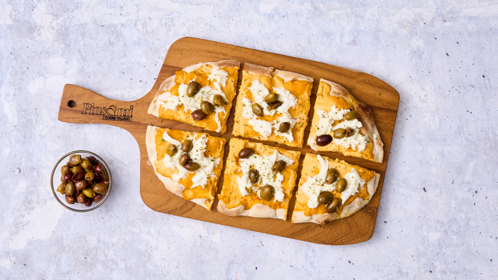 Pinsa con crema di peperoni, straccetti di mozzarella e olive