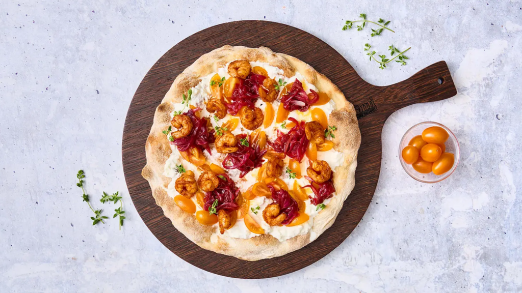 Pinsa con stracciatella e gamberi alla paprika