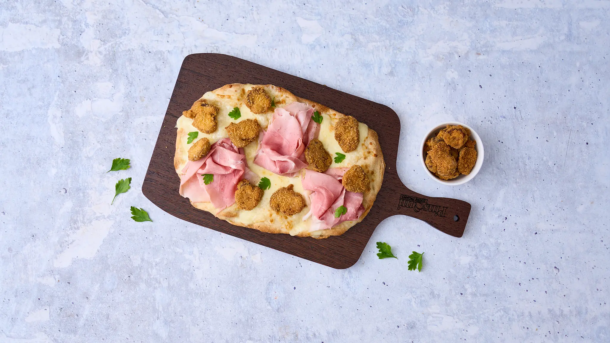 Una deliziosa pinsa con prosciutto cotto e porcini fritti