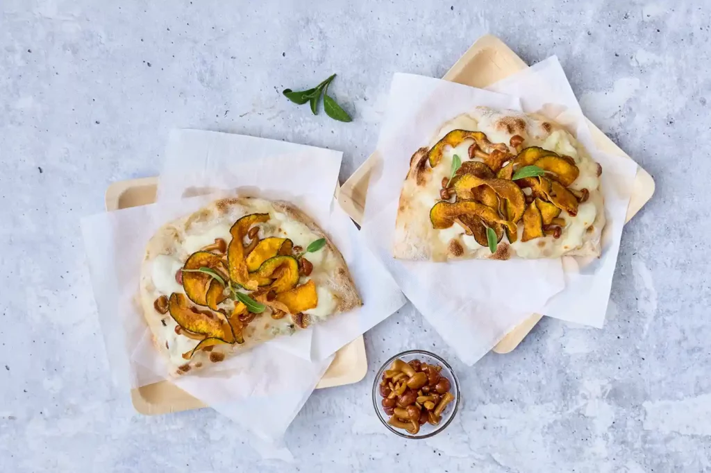 Prova la pinsa con mozzarella e chips di zucca, una nuova esplosione di gusto