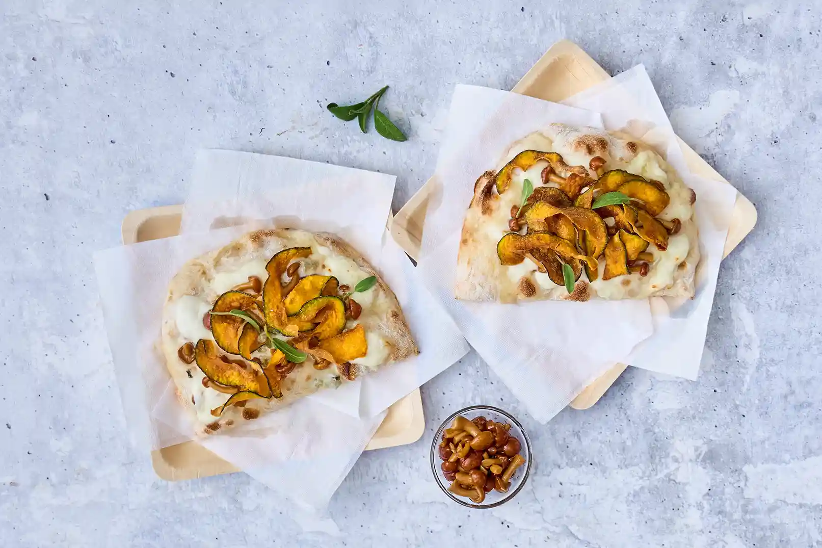 Prova la pinsa con mozzarella e chips di zucca, una nuova esplosione di gusto